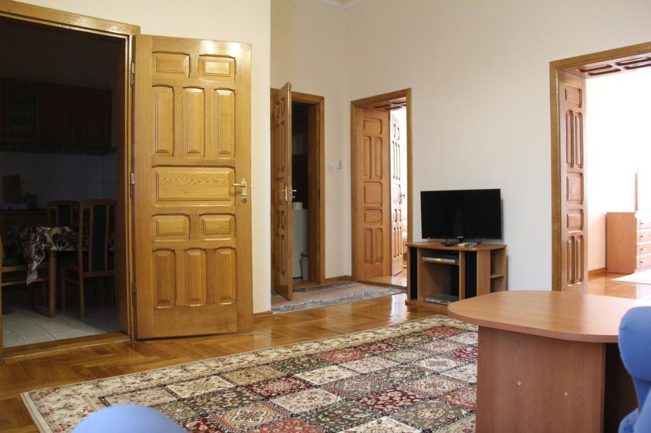 Apartments Domovik ,Kirilla I Mefodiya, 5 Mukacheve Exterior photo